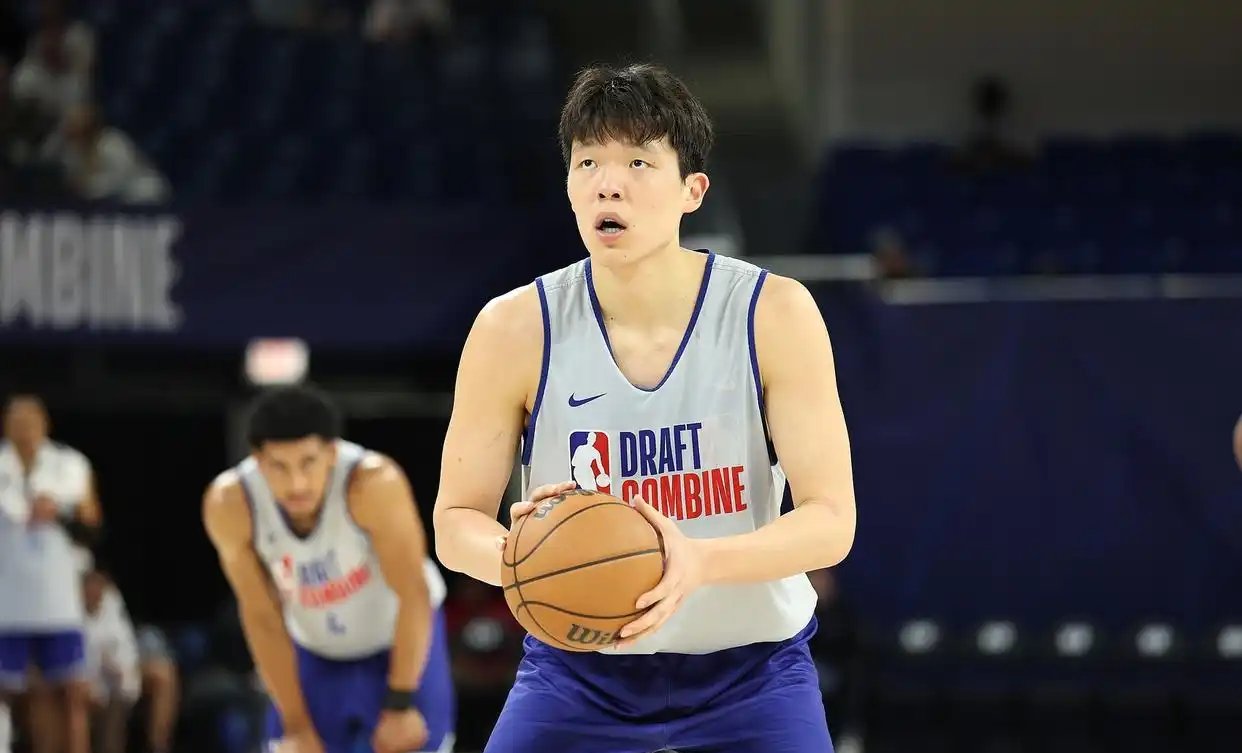 赛地聚焦——CBA常规赛国际比赛日热度飙升；金州勇士回应争议；引发热议；更衣室氛围转暖的简单介绍